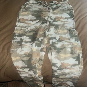 Universal Threads camo thin joggers size 4